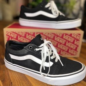 Women’s 9.0 black/white vans